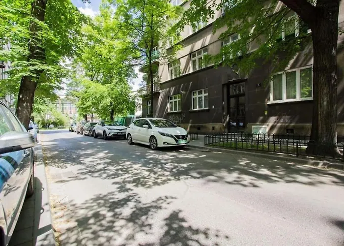 Spacious 3Br Apartment With Ac In Living Room, 2 Balconies